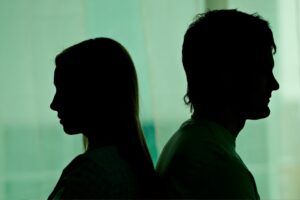 Se sentir seule en couple : que faire ?