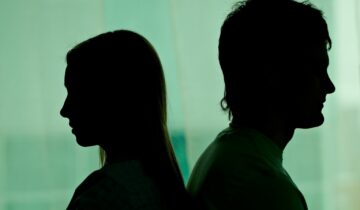 Se sentir seule en couple : et si tu attendais d’être devinée ?