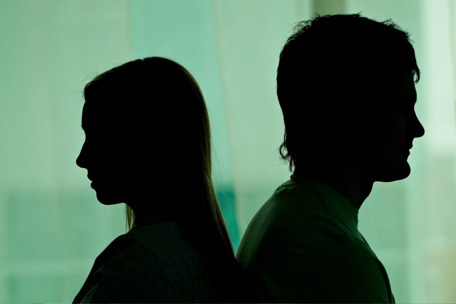 Se sentir seule en couple : que faire ?