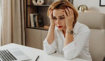 Crise de la quarantaine chez la femme : et si c’était un recalibrage plutôt qu’un effondrement ?