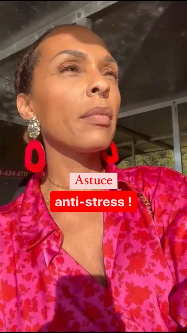 Exposez vous au soleil le matin (attention, on oublie pas l’écran 😎) c’est peut-être le secret d’une journée sans stress ! 

☀️ Notre corps fonctionne sur une horloge naturelle de 24 heures appelée rythme circadien, qui régule tout, de notre sommeil à notre digestion. Lorsque ce rythme est perturbé, cela cause, en autre, du stress 😰😨😱🥵. 

Mais s’exposer à la lumière naturelle du soleil tôt le matin peut aider à réguler ces cycles et vous garder en équilibre et énergisé toute la journée. 

🙌 Voici trois routines matinales simples que vous pouvez essayer pour profiter du soleil et commencer votre journée du bon pied : 
1) Promenez-vous dehors pendant 10 à 15 minutes (moi je balade mon chien ou je trottine avec mon foulard et ma robe de chambre dans notre jardin timbre poste 🤭), 

2) Faites du yoga sur votre balcon ou dans votre jardin ( moi je serai plutôt en mode stretching, bat chats ou dancehall sur le deck 💃 . Ben quoi ? ), 

3) Prenez votre petit-déjeuner dehors sur votre terrasse. (Moiiiii je prends mon immense verre d’eau chaude - est-ce qu’a un litre c’est encore un verre 😅- juste derrière la grande vitre que nous avons dans notre pièce à vivre)

Astuce bonus : Essayez chaque technique pendant 1 semaine  et trackez votre état de bien-être pour décider ensuite de la méthode qui a le meilleur impact sur vous. 😎

Je suis curieuse, le matin vous seriez plutôt yoga, batchata ou dancehall. Commentez avec l’un des trois ☺️ 

#routine matinale #soleil #sansstress »
